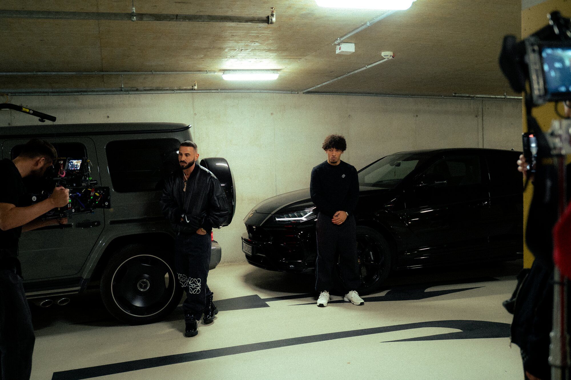 Filmteam beim Dreh in einer Tiefgarage