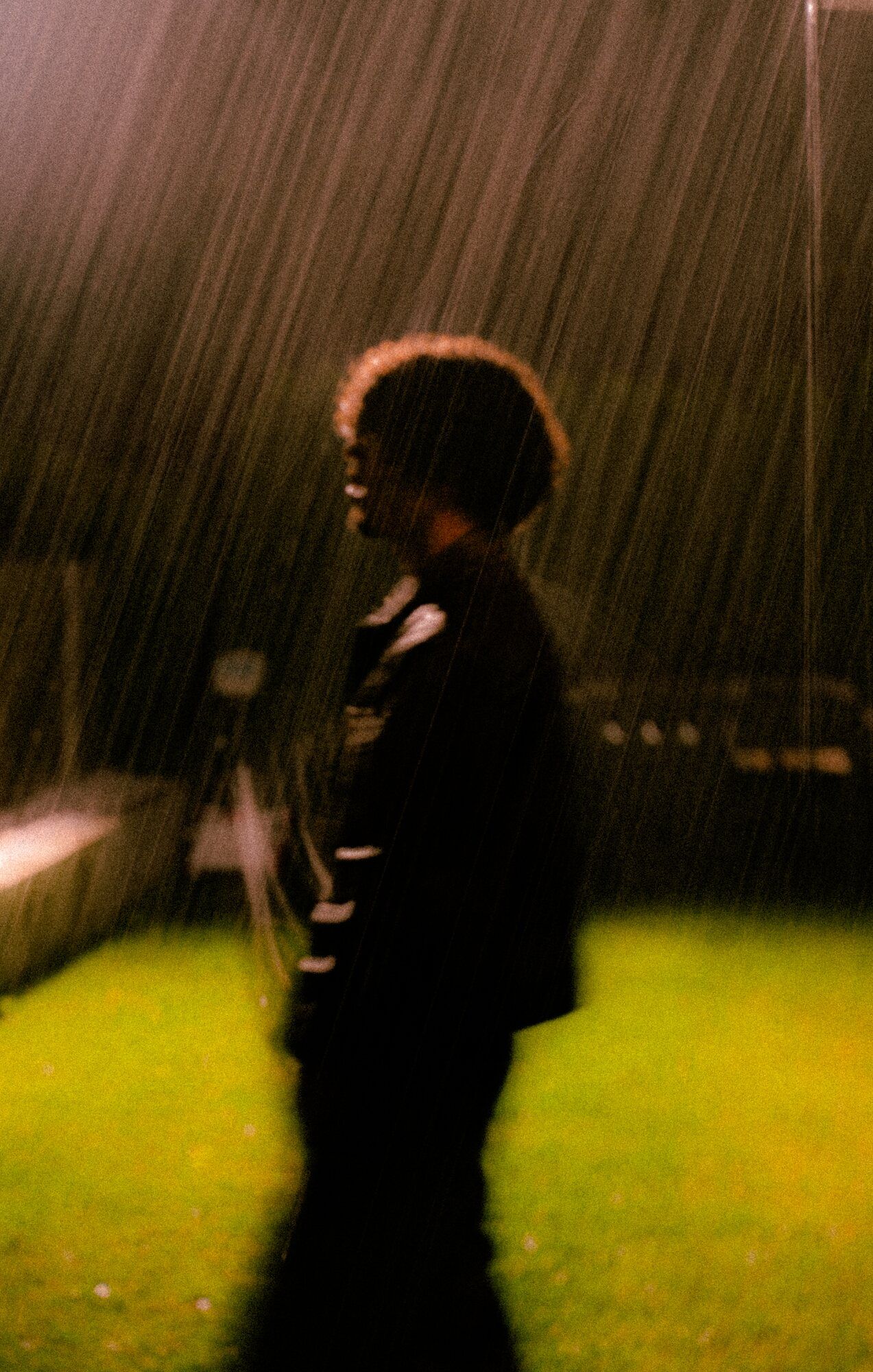 Silhouette im Regen auf einer Wiese